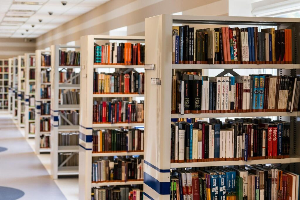 図書館に並ぶ大量の本棚