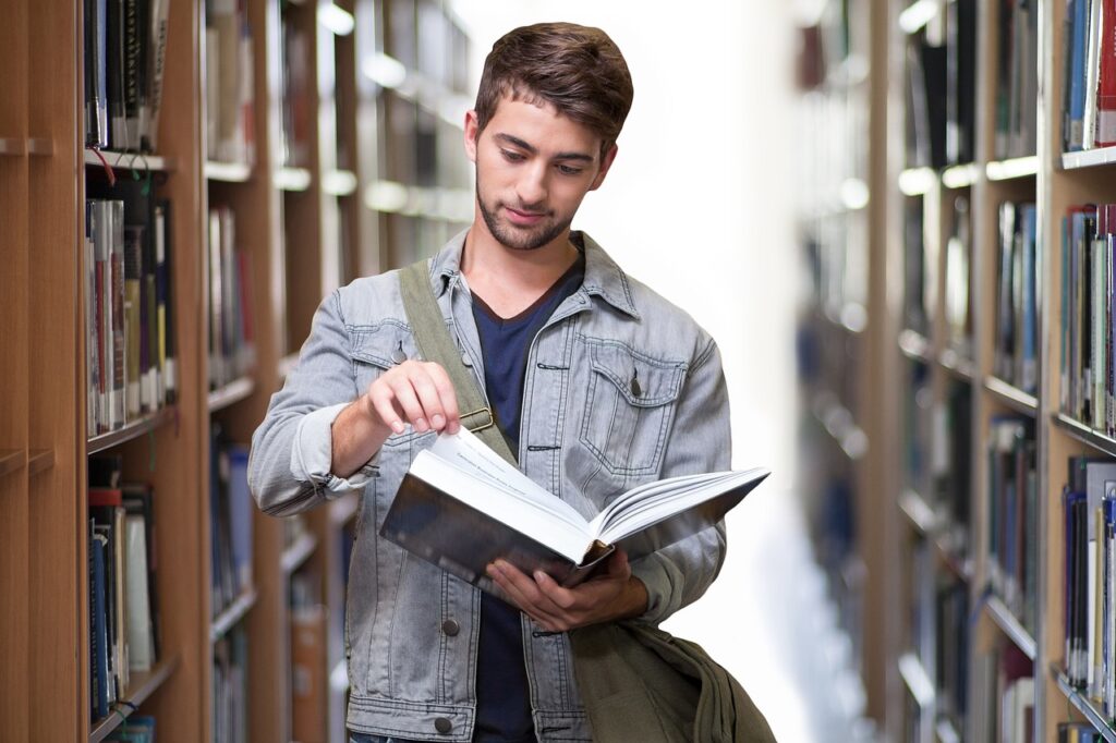 図書館で調べものをする男性