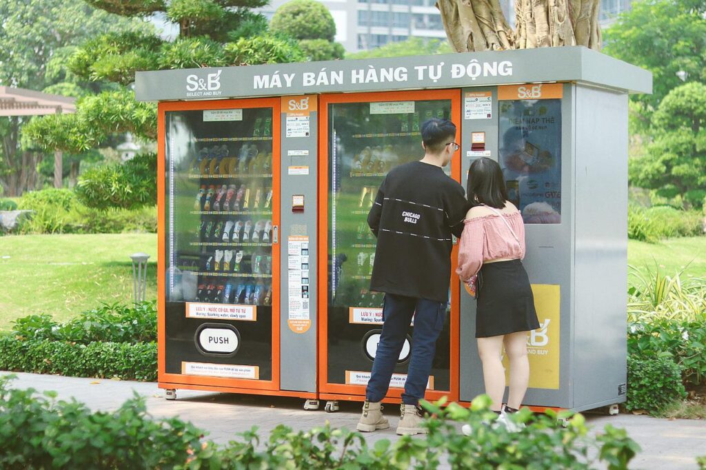 街中にたたずむ自販機とカップル