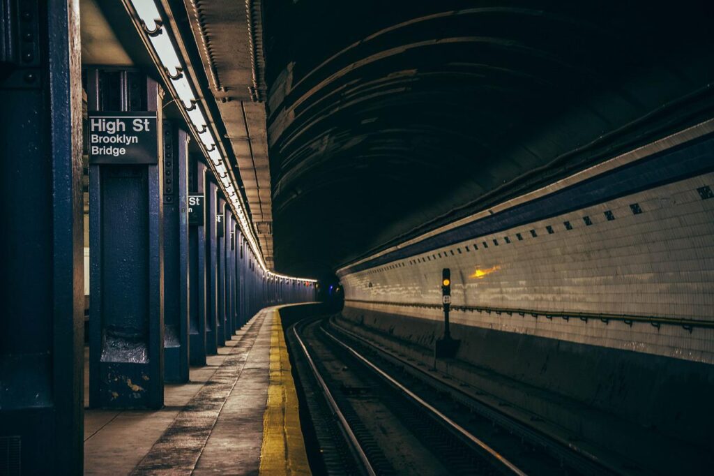 暗い地下鉄のホーム