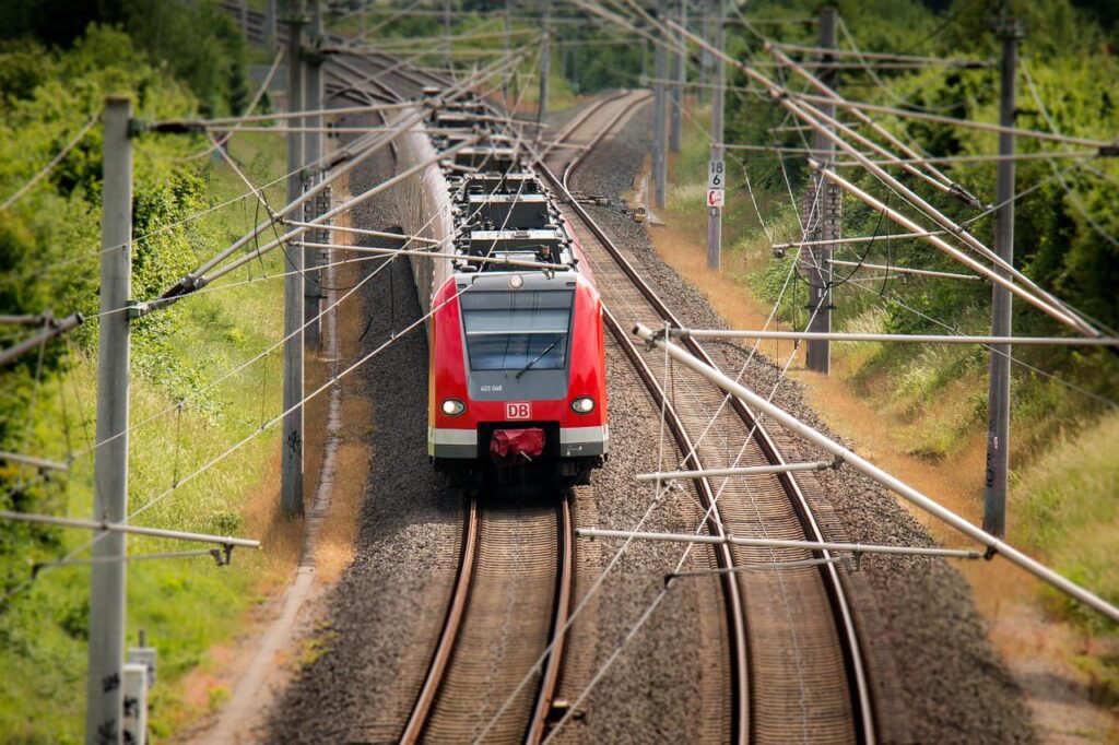 線路を通過する赤い電車