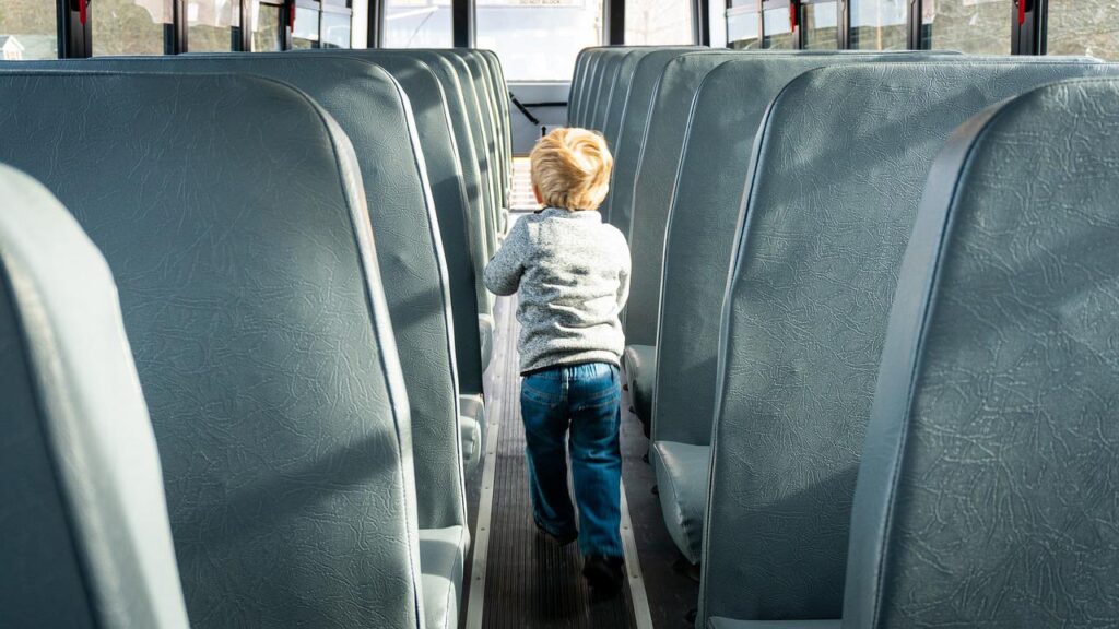 バス内を駆け抜ける少年