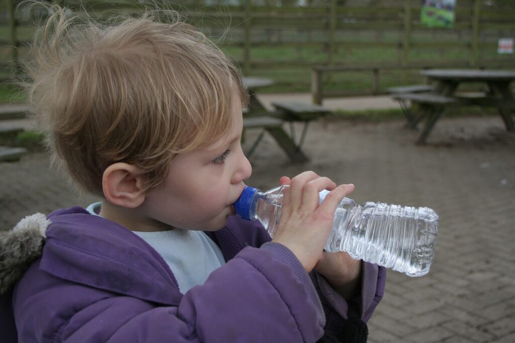 ペットボトルの水を飲む男の子